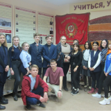 8 В класс школы № 56 с классным руководителем А.А. Рябиковой и  членами Совета музея.