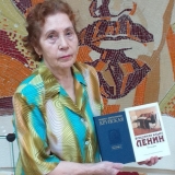 Выпускница 1958 года Лидия Васильевна Винокурова дарит музею книги о В.И. Ленине и Н.К. Крупской, июль 2019 года.