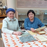 Выпускница 1960 года Мая Евгеньевна Дмитриева и библиотекарь Галина Владимировна Федотова в музее, апрель 2019 года.