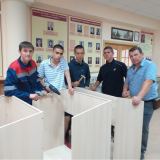 Студенты группы Т-21 собирают новые витрины во время производственной практики по деревообработке, июнь 2019 года.