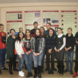 Ученики школы № 48 г. Ульяновска с классным руководителем и экскурсоводом Совета музея Ириной Шепелевой.