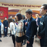 Ирина Шепелева ведет экскурсию перед учениками 9-х классов школы-интерната № 26.