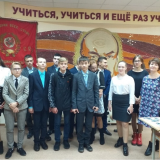 Ученики 9 В класса школы № 57 и их классный руководитель Т.П. Малеева.